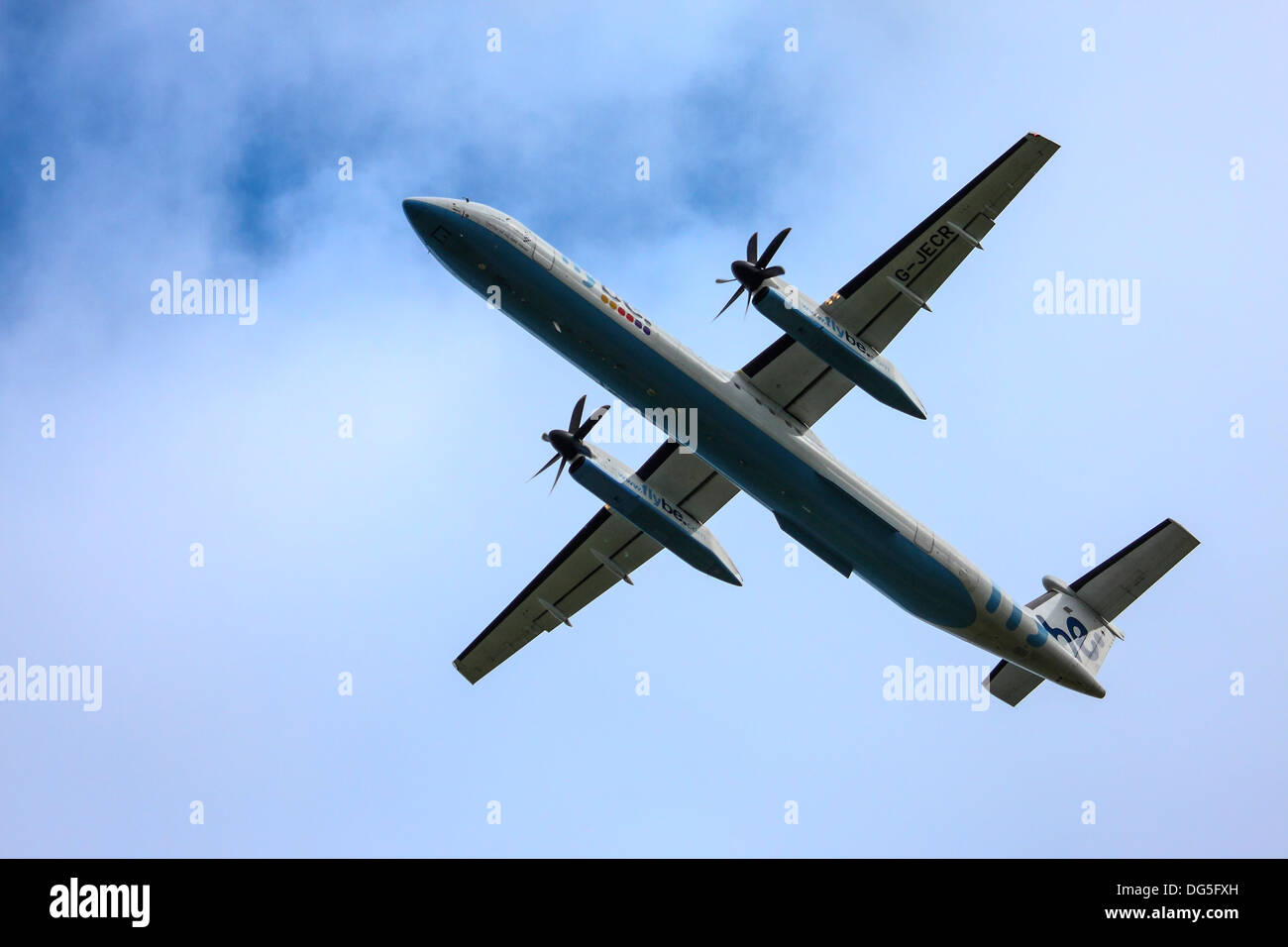 Volare da aereo decollare dall'aeroporto di Leeds Bradford Foto Stock