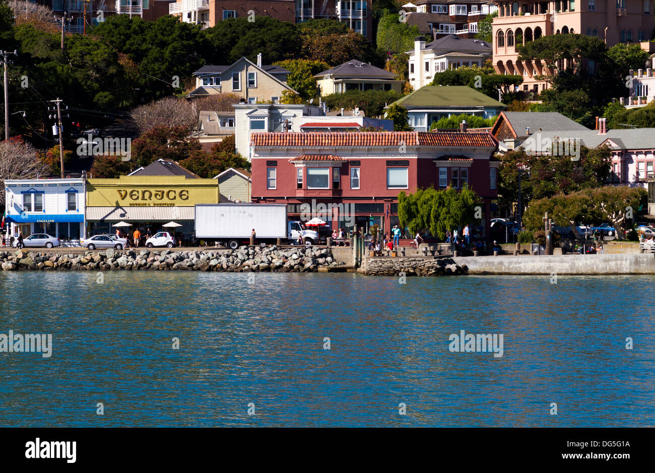 Vista di Sausalito con collina case e negozi Bridgeway visto da un traghetto come docks. Foto Stock