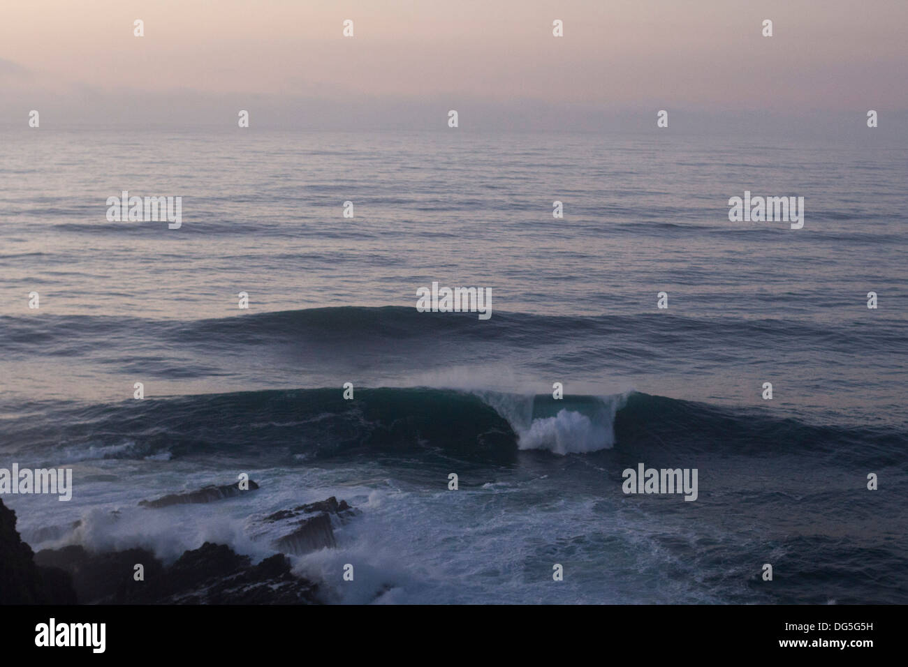 Una grande onda rompe su un pointbreak in Algarve in Portogallo Foto Stock