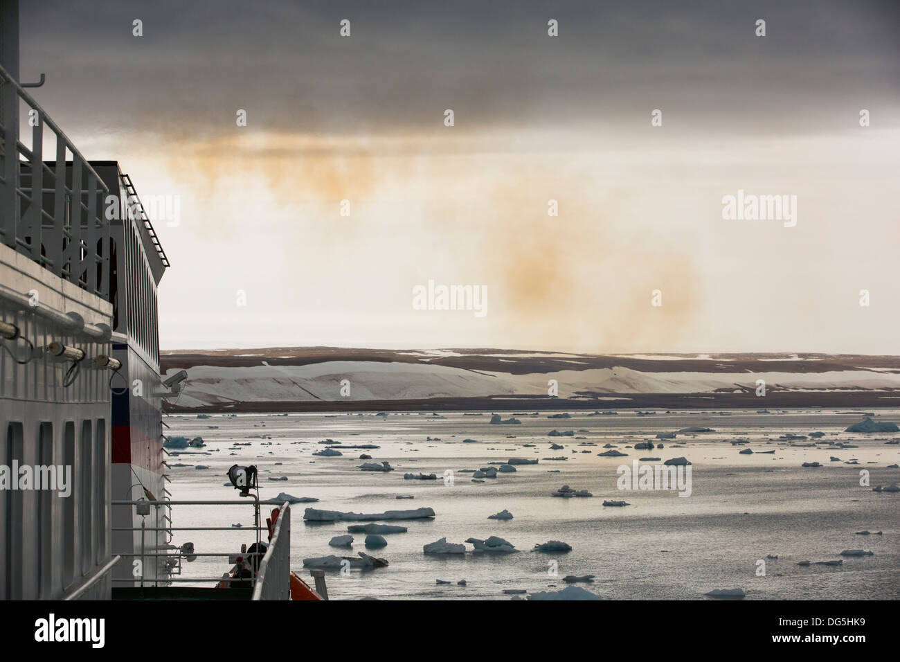 Le emissioni provenienti dalla ricerca russo nave AkademiK Sergey Vavilov un rafforzamento di ghiaccio nave per una crociera spedizione al nord Svalbard. Foto Stock