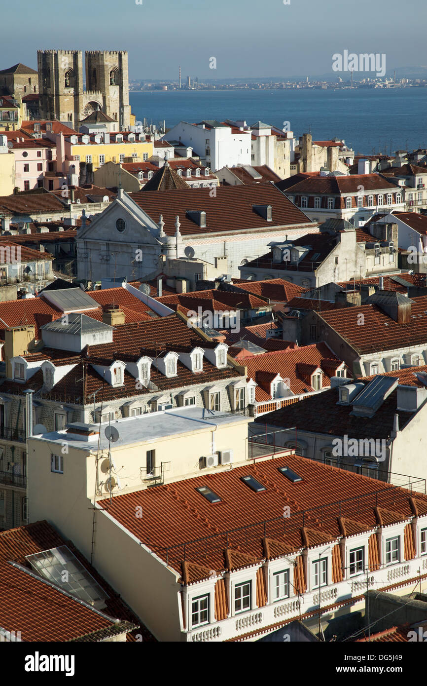 Vista panoramica sul centro di Lisbona. Quartiere residenziale e la stazione Rossio, Portogallo. Foto Stock