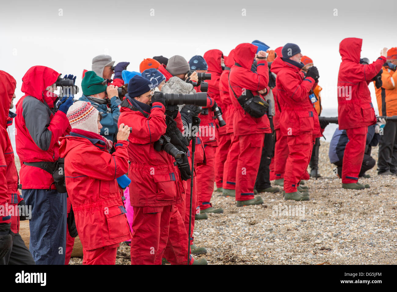 I passeggeri fuori il russo nave di ricerca, AkademiK Sergey Vavilov un rafforzamento di ghiaccio sulla nave un expedition cruise Foto Stock