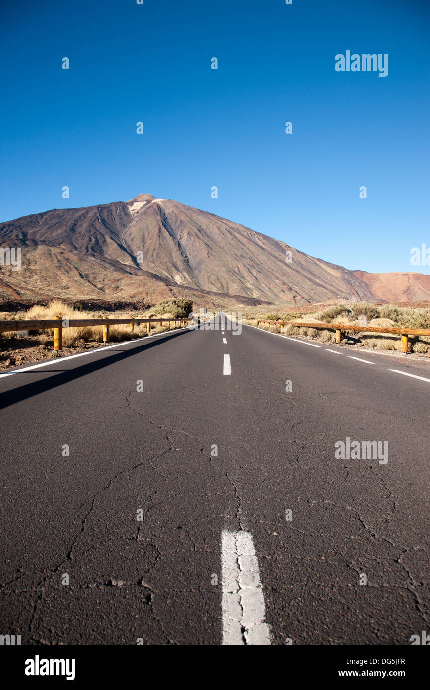 La strada aperta al leader al vulcano Teide sull'isola di Tenerife. Foto Stock