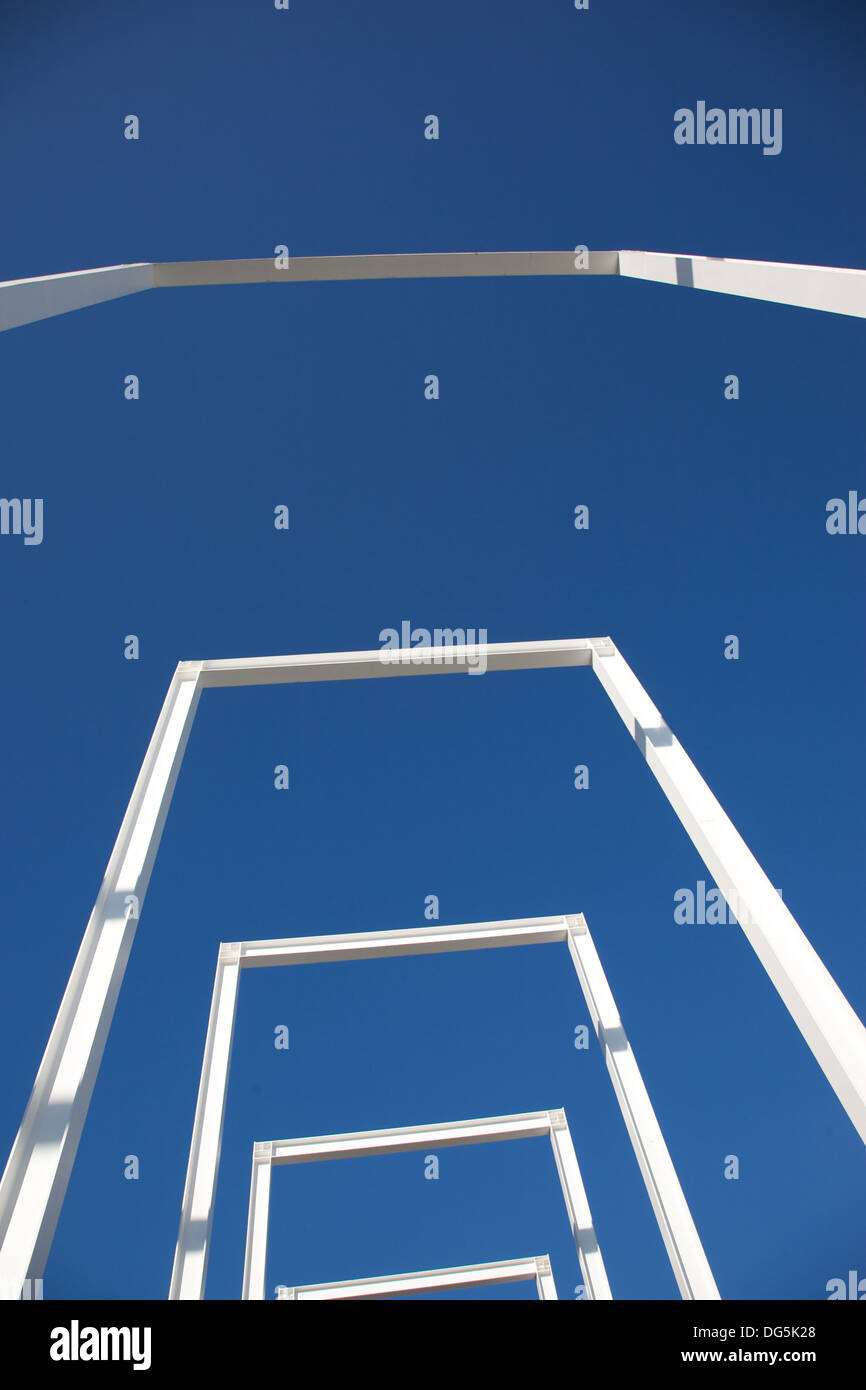 Edificio in costruzione, struttura metallica contro un cielo chiaro Foto Stock