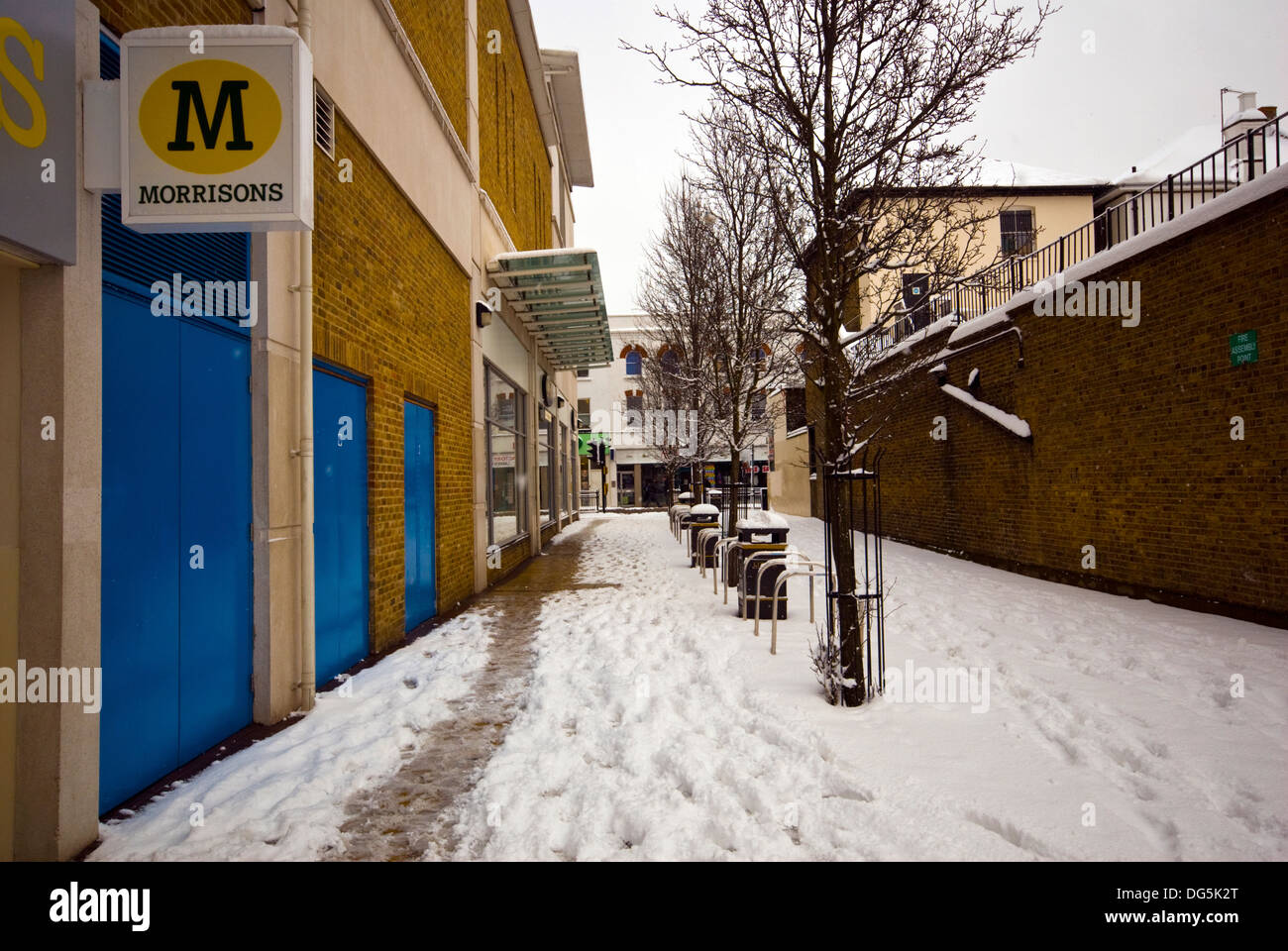La neve copre le strade di Londra,2 Febbraio, 2009,la più pesante nevicata a Londra per 18 anni.Morrisons ,Wimbledon Foto Stock