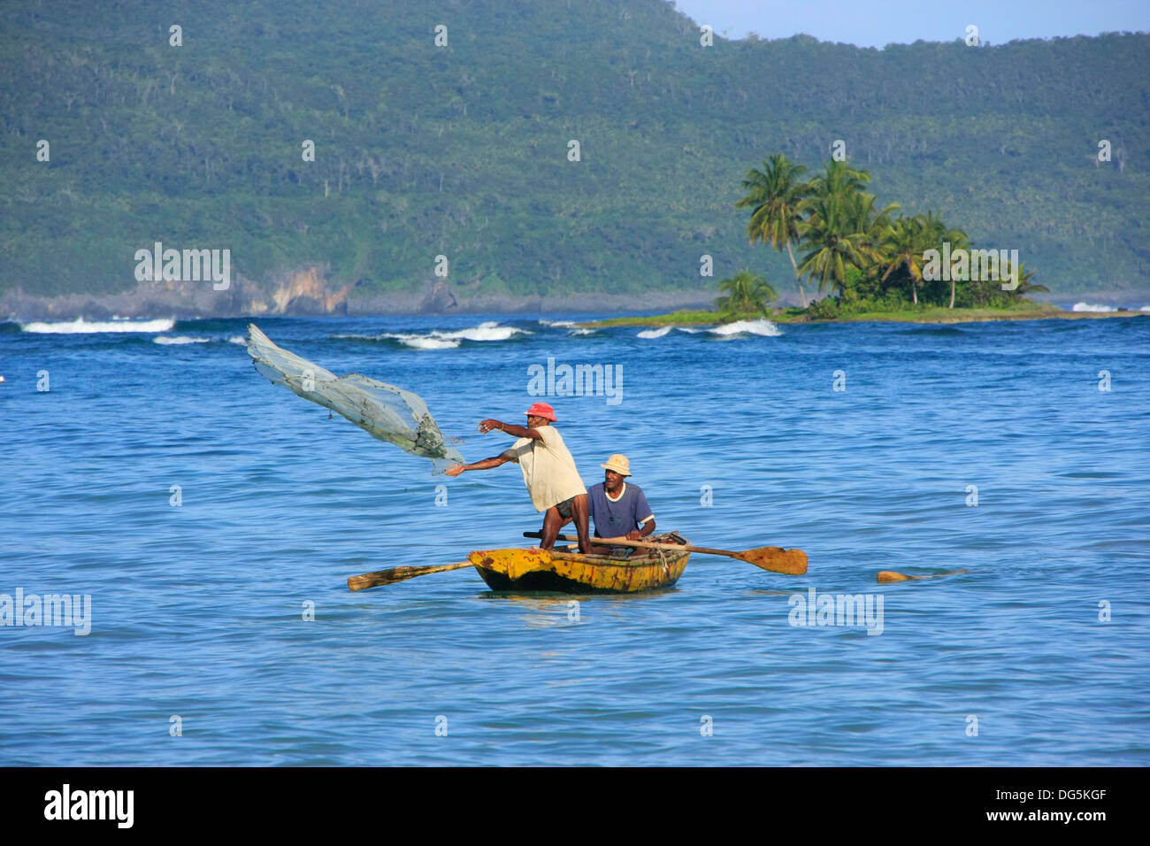 Gli uomini locali la pesca vicino a Las Galeras, penisola di Samana, Repubblica Dominicana Foto Stock