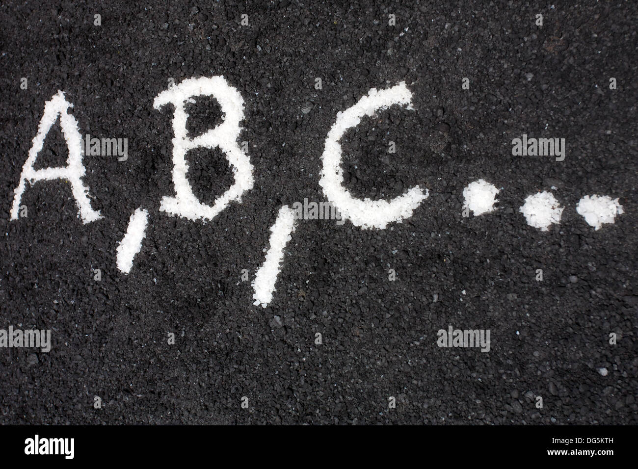 Lettere ABC scritto sul pavimento di una scuola in Sicilia Foto Stock