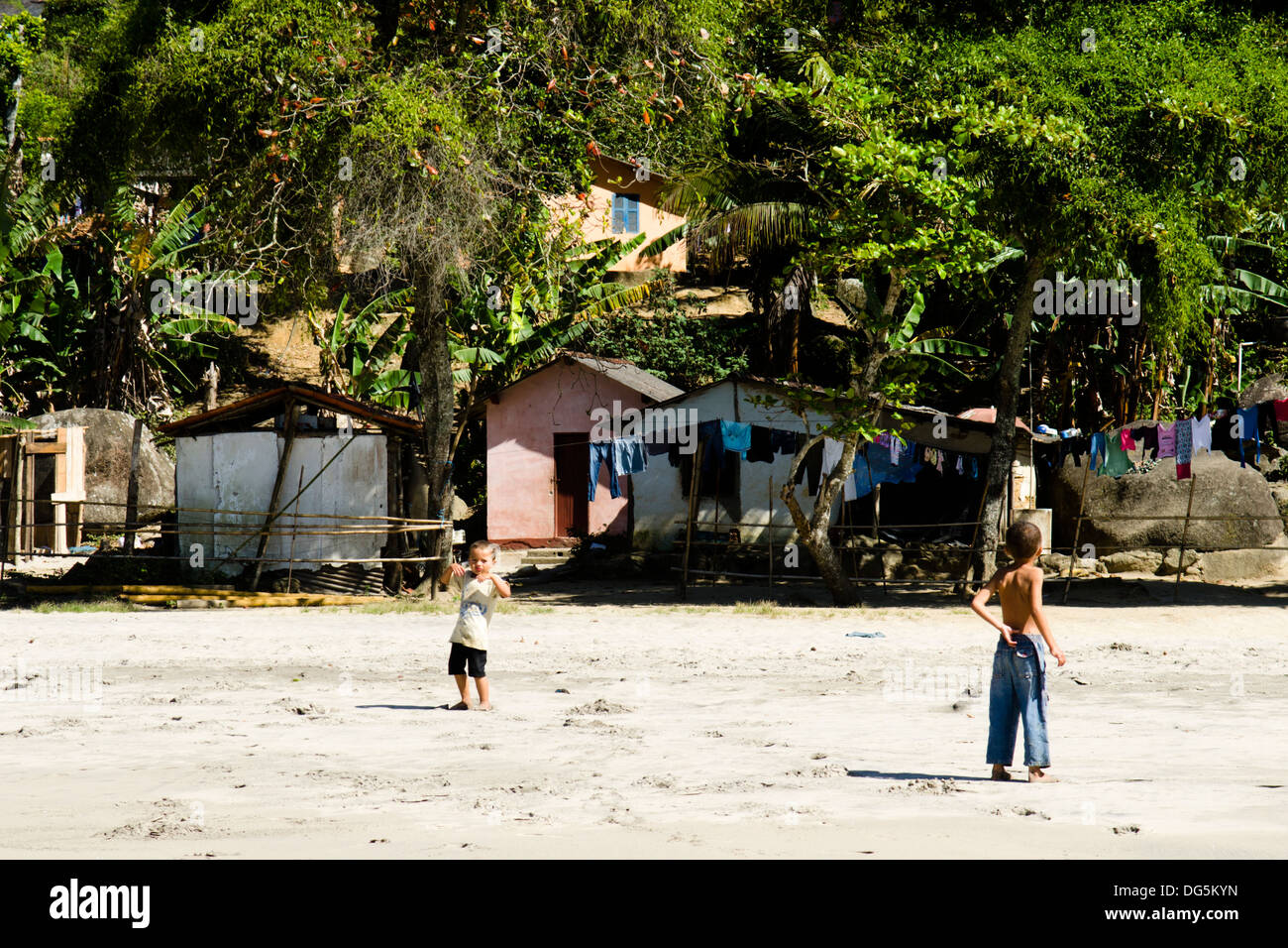 Persone a Castelhanos Beach, Ilhabela, Sao Paulo membro a riva, Brasile Foto Stock