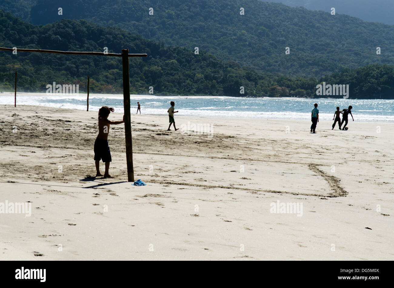 Persone a Castelhanos Beach, Ilhabela, Sao Paulo membro a riva, Brasile Foto Stock