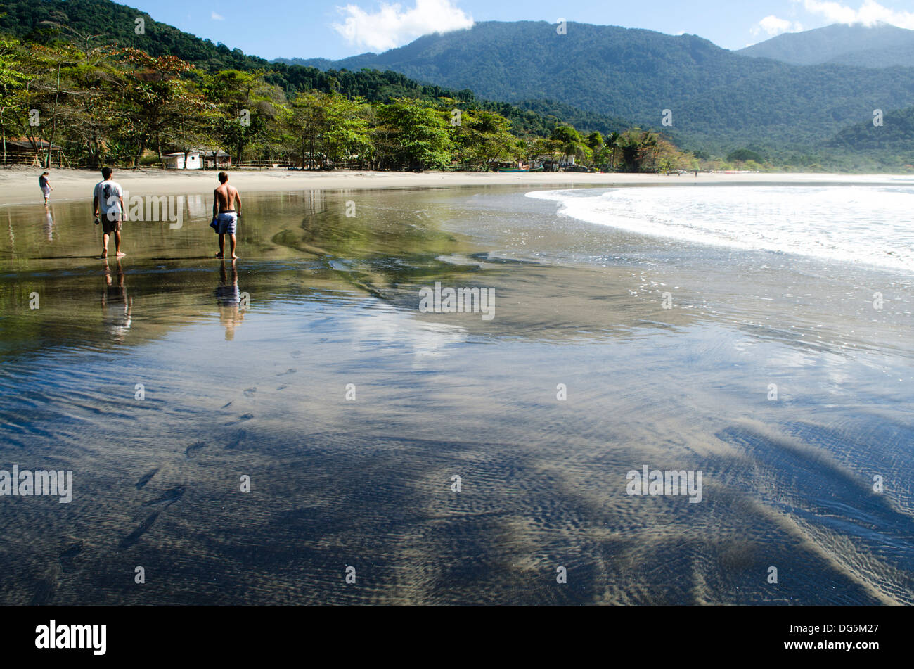 Persone a Castelhanos Beach, Ilhabela, Sao Paulo membro a riva, Brasile Foto Stock