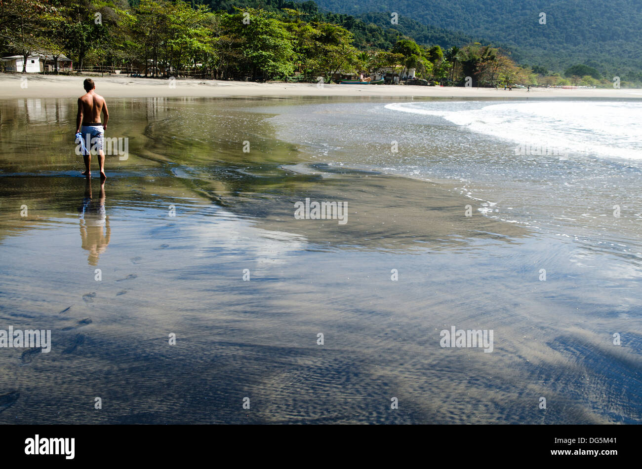 Persone a Castelhanos Beach, Ilhabela, Sao Paulo membro a riva, Brasile Foto Stock