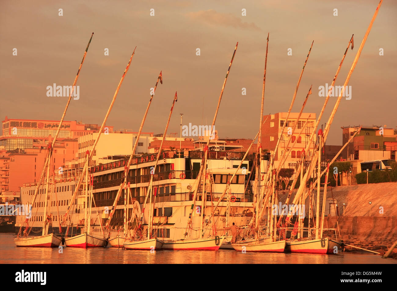 Felucca imbarcazioni presso il porto al tramonto, Luxor, Egitto Foto Stock