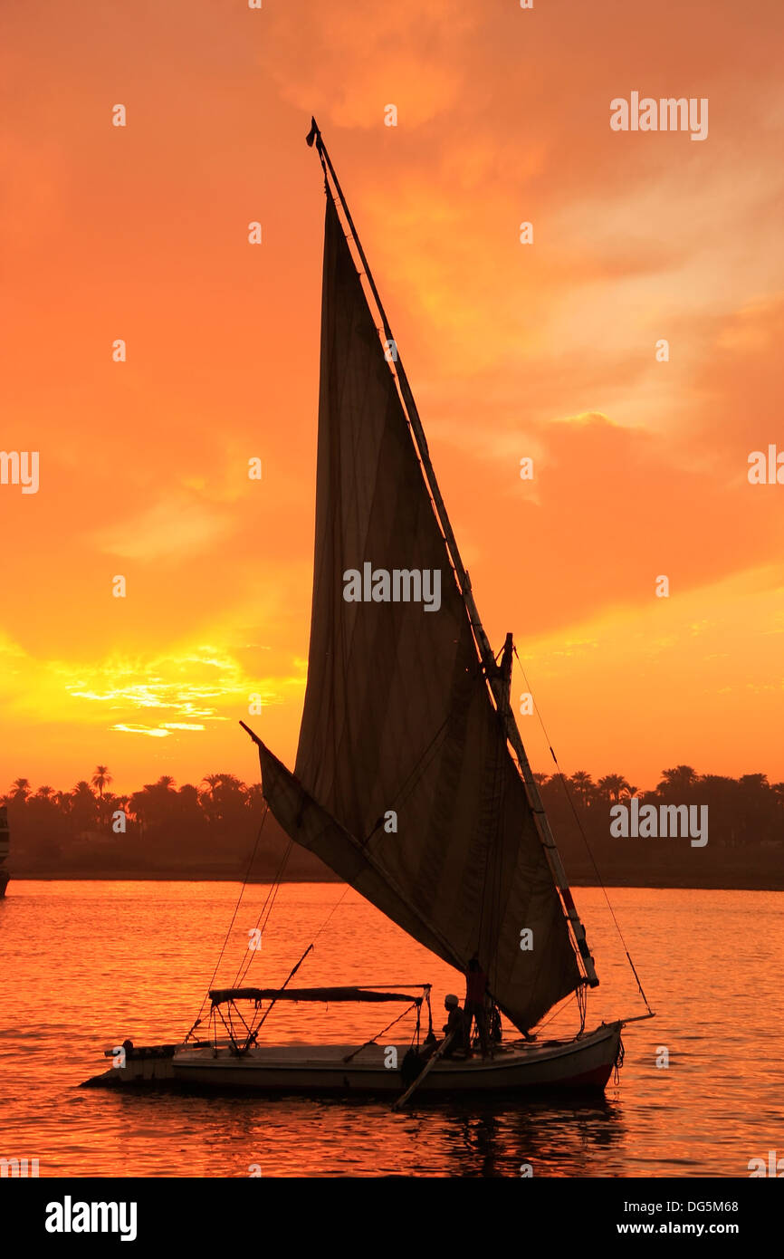 Felucca in barca a vela sul fiume Nilo al tramonto, Luxor, Egitto Foto Stock