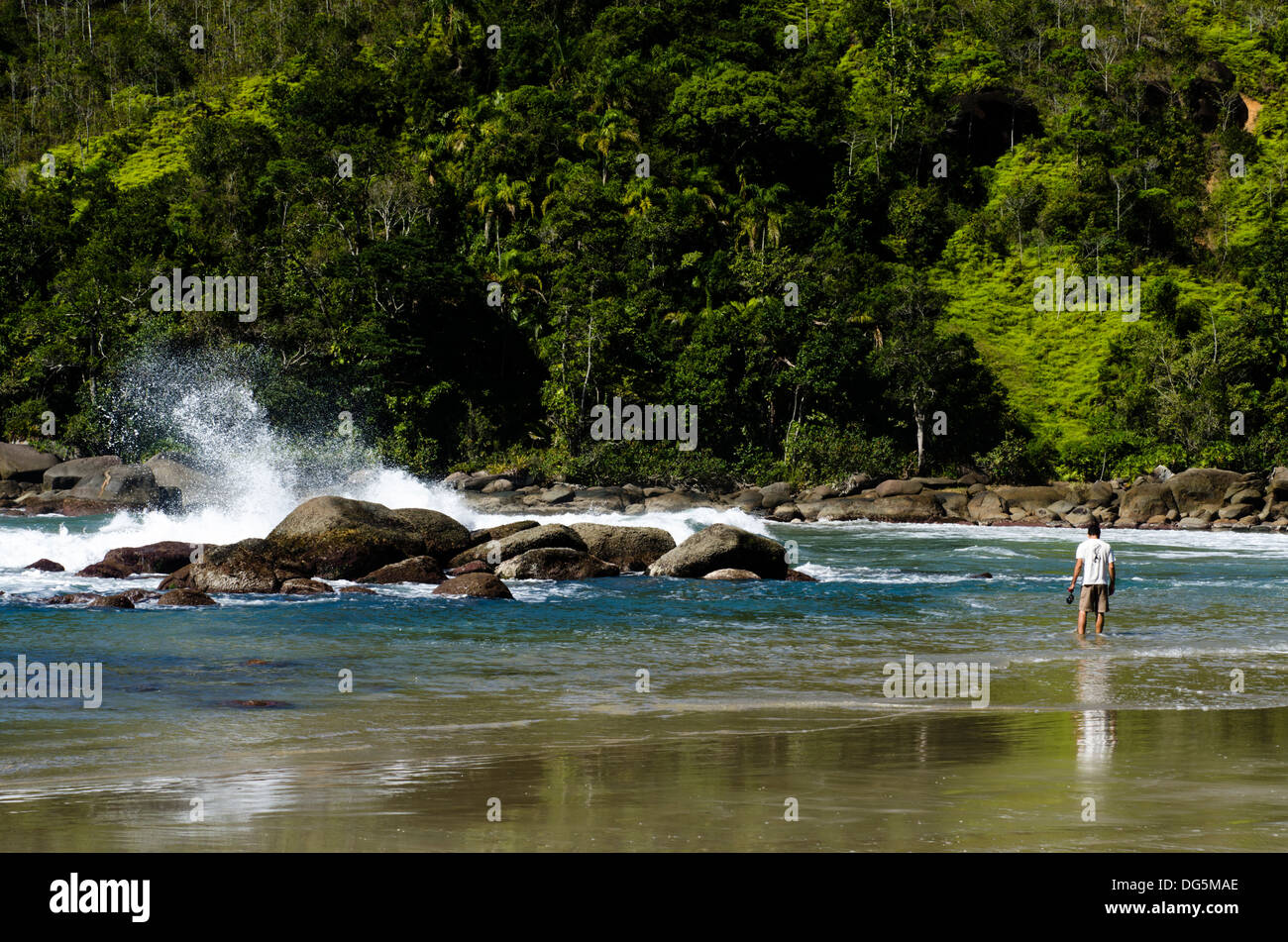 Persone a Castelhanos Beach, Ilhabela, Sao Paulo membro a riva, Brasile Foto Stock