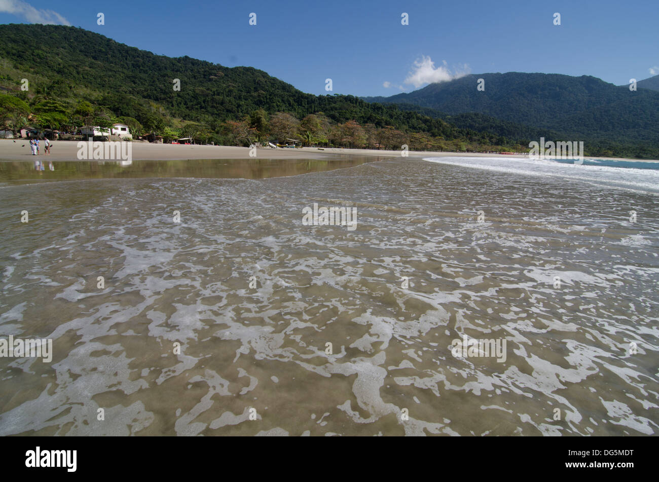 Persone a Castelhanos Beach, Ilhabela, Sao Paulo membro a riva, Brasile Foto Stock