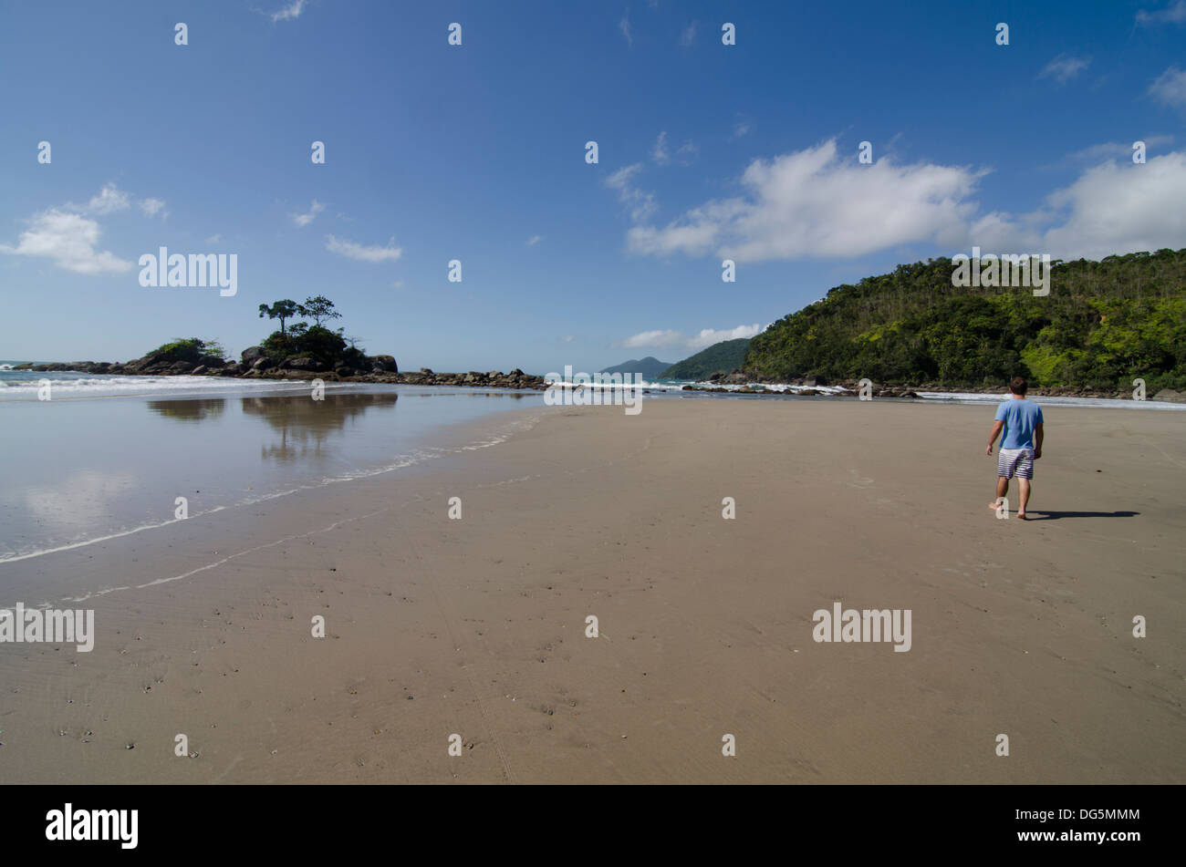 Persone a Castelhanos Beach, Ilhabela, Sao Paulo membro a riva, Brasile Foto Stock