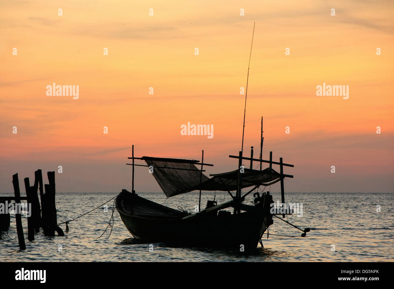 Silhouette della tradizionale barca da pesca di sunrise, Koh Rong isola, Cambogia, sud-est asiatico Foto Stock