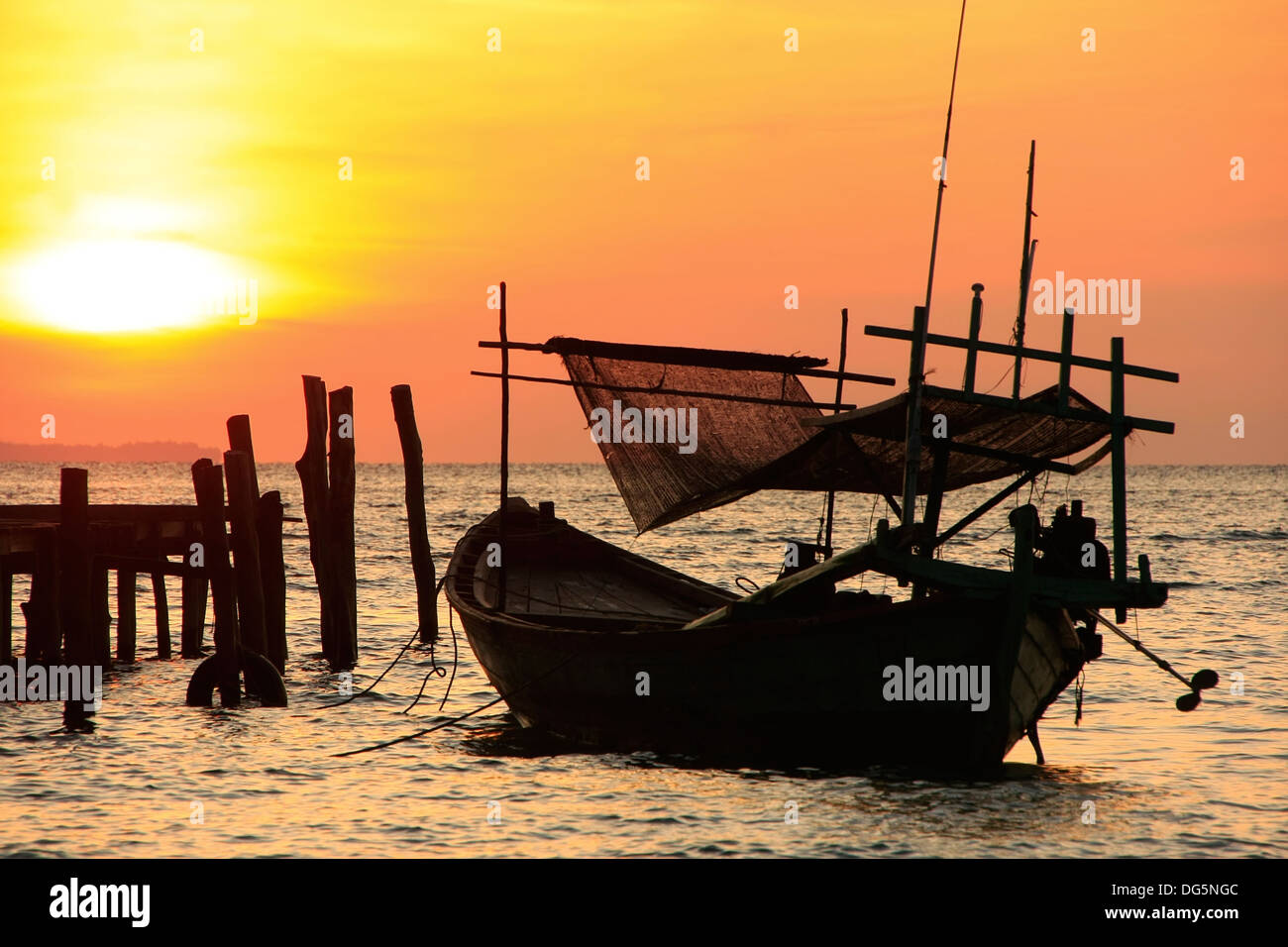 Silhouette della tradizionale barca da pesca di sunrise, Koh Rong isola, Cambogia, sud-est asiatico Foto Stock