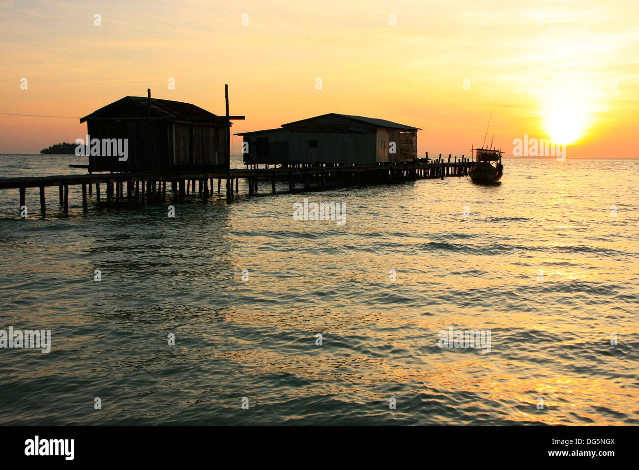 Silhouette di un pontile in legno di sunrise, Koh Rong isola, Cambogia, sud-est asiatico Foto Stock