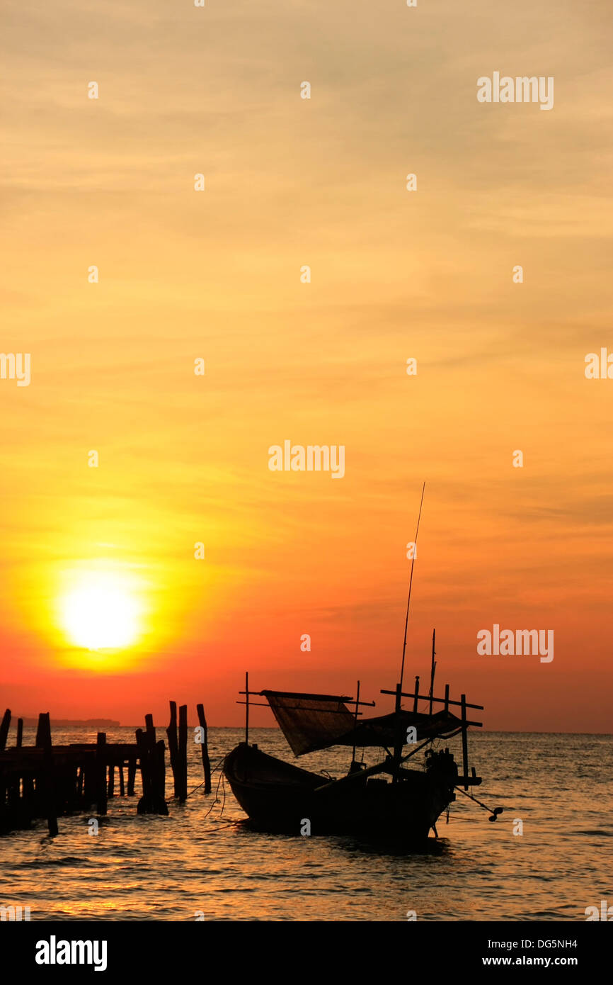 Silhouette della tradizionale barca da pesca di sunrise, Koh Rong isola, Cambogia, sud-est asiatico Foto Stock