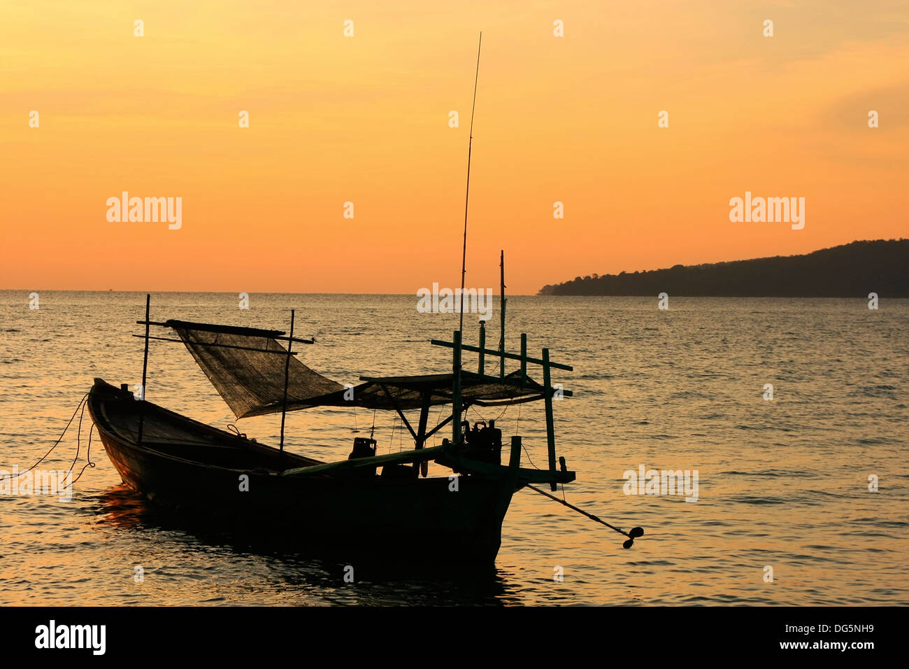 Silhouette della tradizionale barca da pesca di sunrise, Koh Rong isola, Cambogia, sud-est asiatico Foto Stock