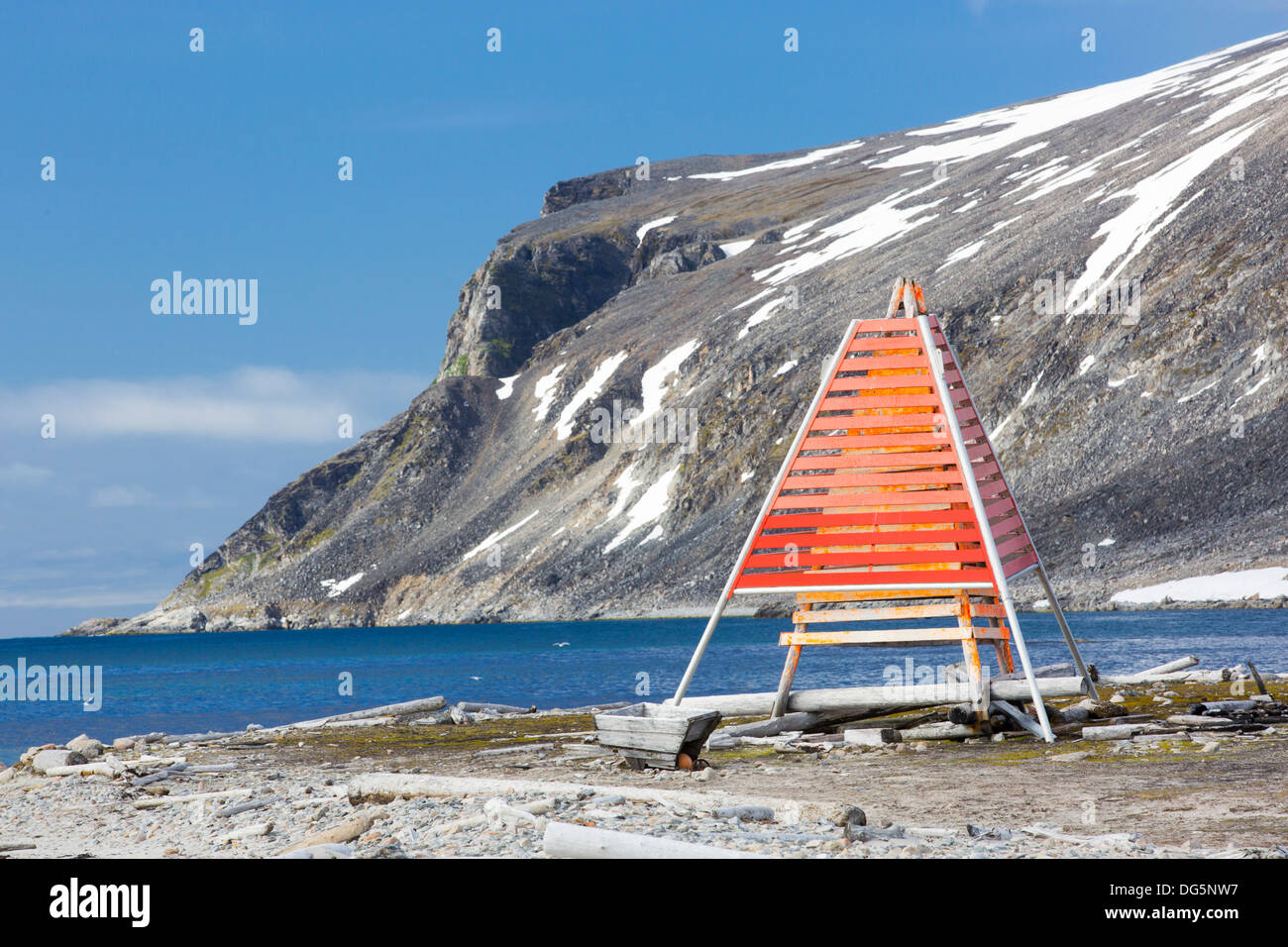 A navigation marker at Smeerenburg (79°44’n 011°04’e) on Albert 1 Land on Spitzebergen, Svalbard. Foto Stock