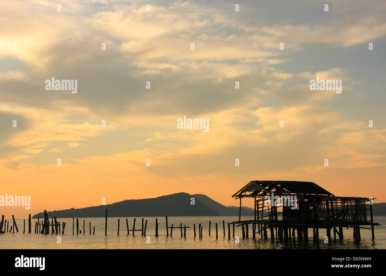 Silhouette di un vecchio pontile in legno di sunrise, Koh Rong isola, Cambogia, sud-est asiatico Foto Stock