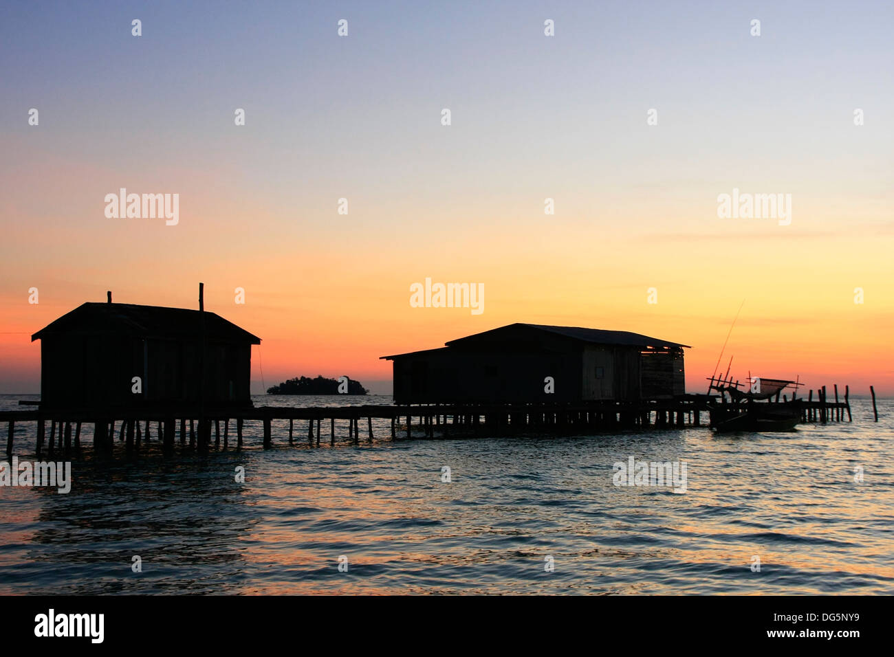 Silhouette di un pontile in legno di sunrise, Koh Rong isola, Cambogia, sud-est asiatico Foto Stock