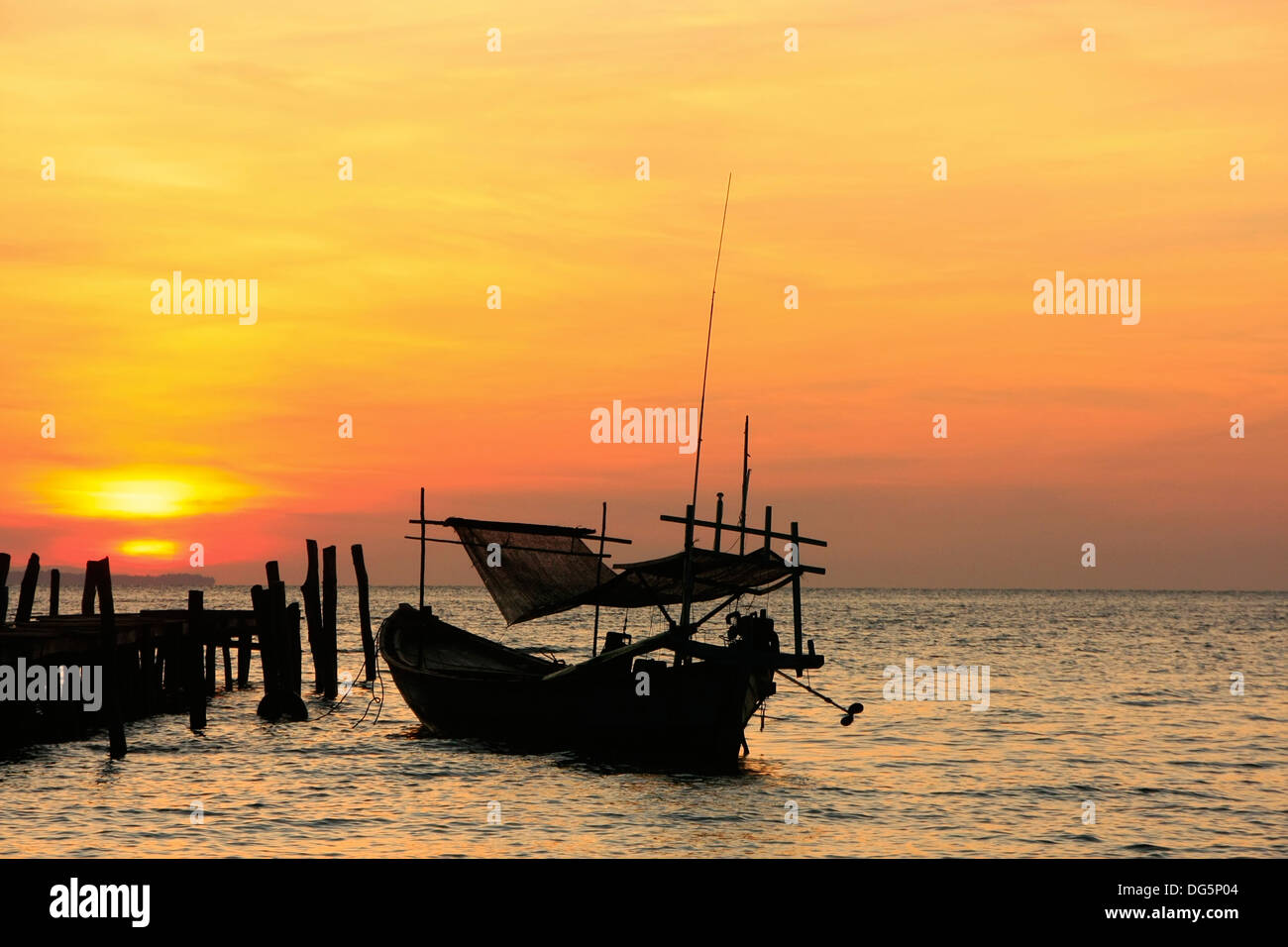 Silhouette della tradizionale barca da pesca di sunrise, Koh Rong isola, Cambogia, sud-est asiatico Foto Stock