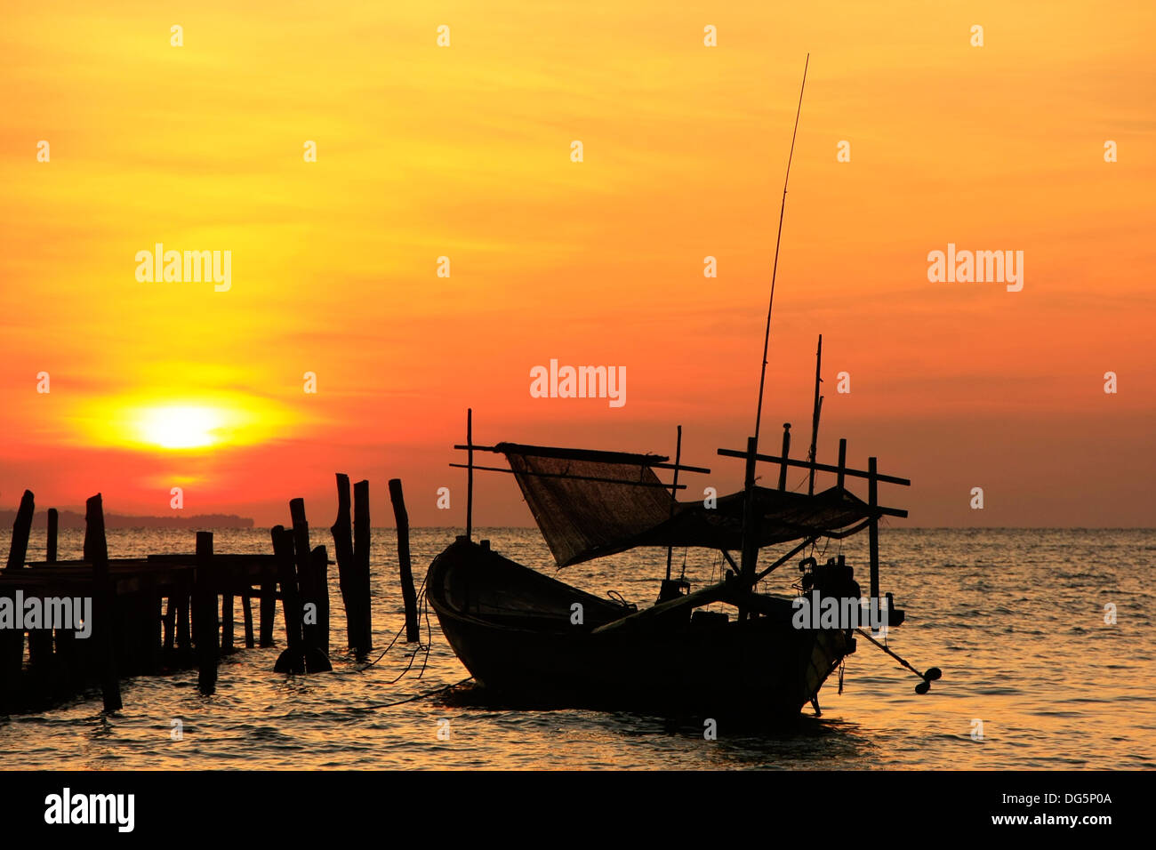 Silhouette della tradizionale barca da pesca di sunrise, Koh Rong isola, Cambogia, sud-est asiatico Foto Stock