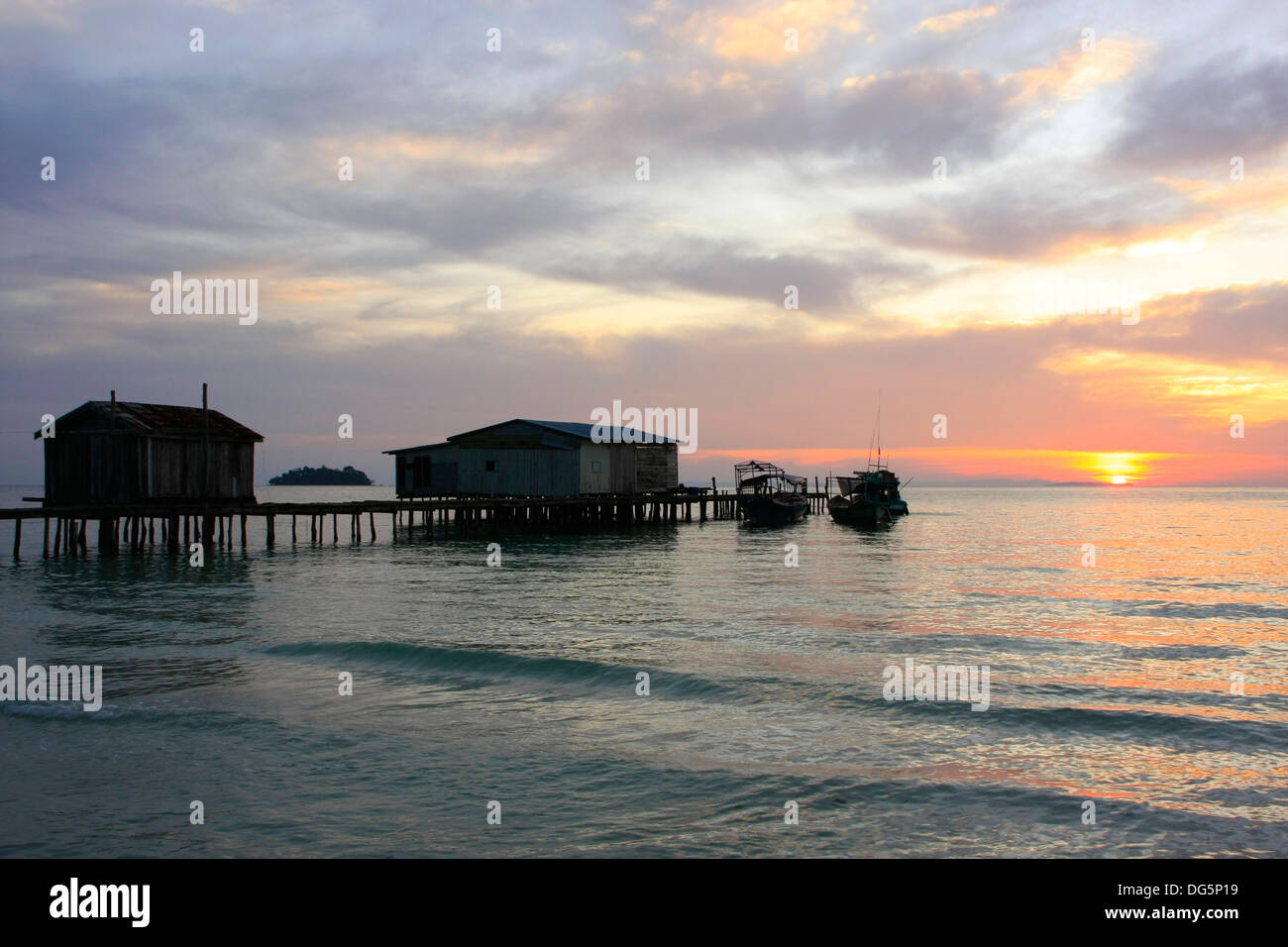 Silhouette di un pontile in legno di sunrise, Koh Rong isola, Cambogia, sud-est asiatico Foto Stock