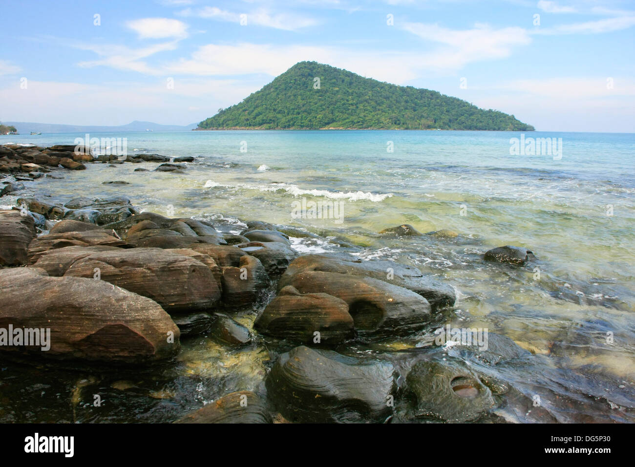 Koh Kon isola vedendo da Koh Rong Samlon isola del golfo di Thailandia, Cambogia, sud-est asiatico Foto Stock