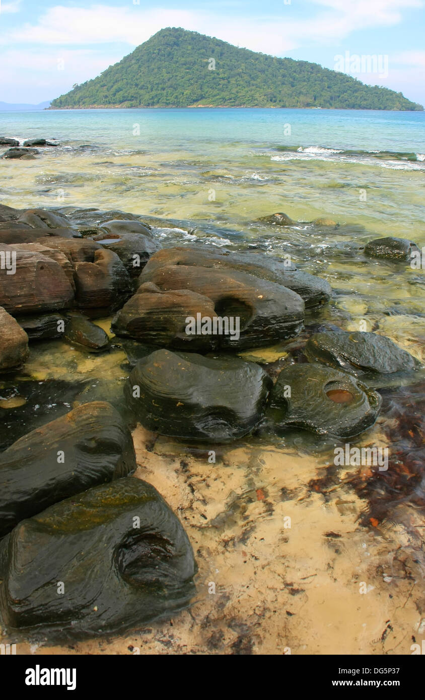Koh Kon isola vedendo da Koh Rong Samlon isola del golfo di Thailandia, Cambogia, sud-est asiatico Foto Stock