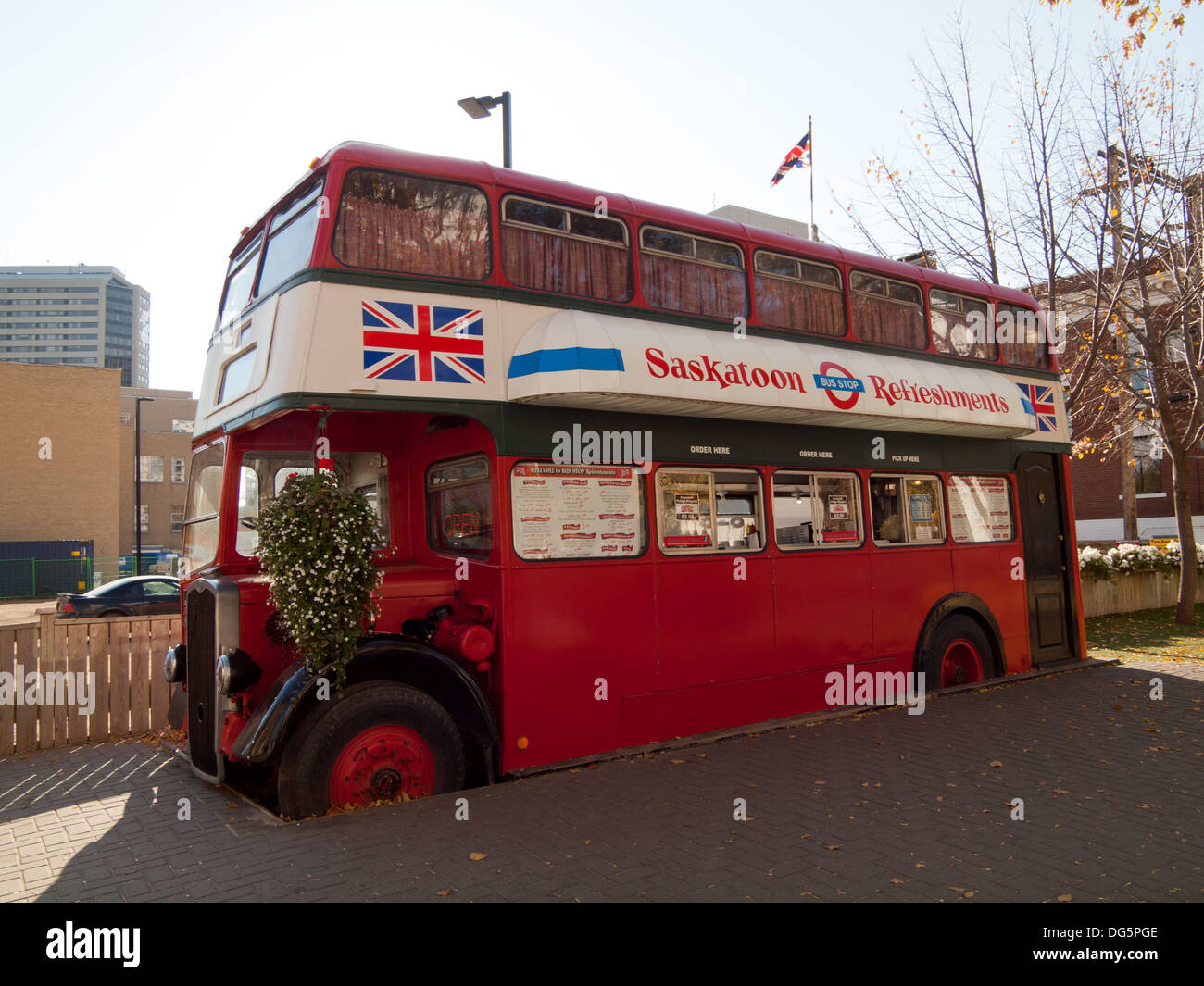 Il 'Saskatoon Fermata Bus rinfreschi' double decker bus alimentare nel centro cittadino di Saskatoon, Saskatchewan, Canada. Foto Stock