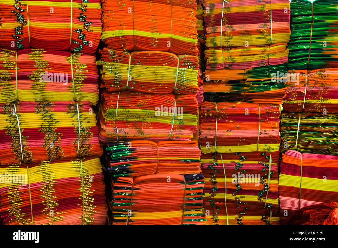 India Rajasthan, Jodhpur, pile di bundle di tessuti Foto Stock