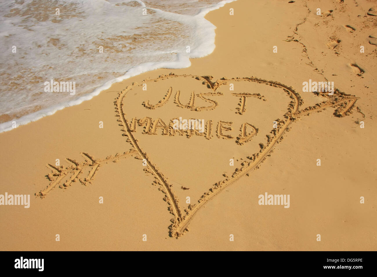 "Appena sposato' scritto nella sabbia sulla spiaggia Foto Stock