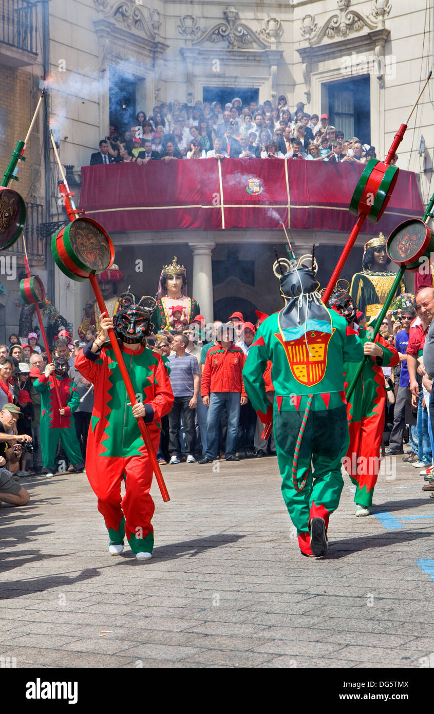 'Maces'(mazas-machete)."Patum de Lluiment' (Patum de lucimiento-vetrina Patum).Plaça de Sant Pere Foto Stock