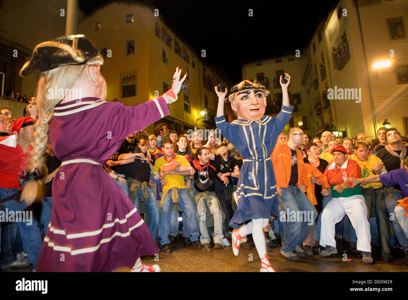 "Nans vells' (vecchia nana-enanos viejos) dancing.Plaça de Sant Pere Foto Stock