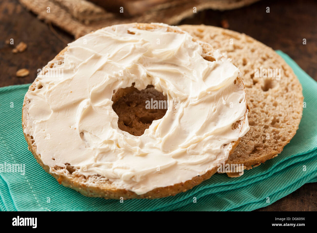 Organico sano grano intero bagel con formaggio cremoso Foto Stock