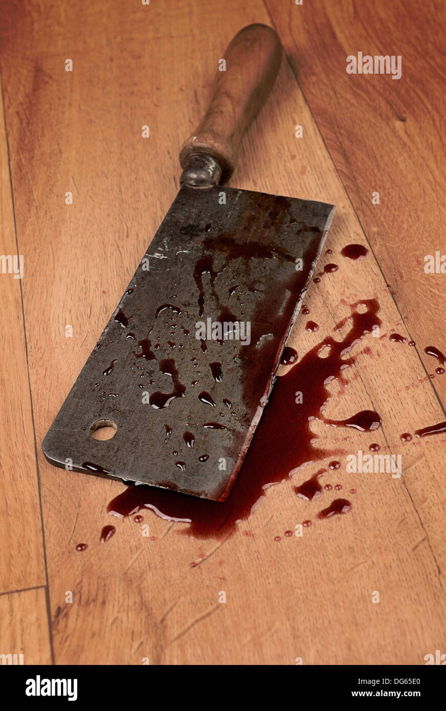 Vecchio arrugginito mannaia di carne con il sangue su di un pavimento in legno Foto Stock