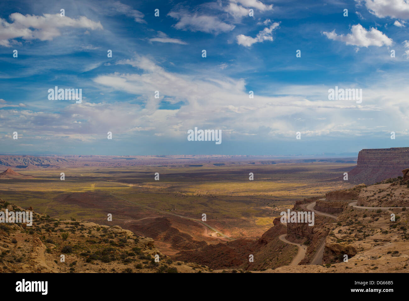 Valle di divinità in Utah sul modo di Monument Valley National Park. Vista panoramica del sud-ovest americano. Foto Stock