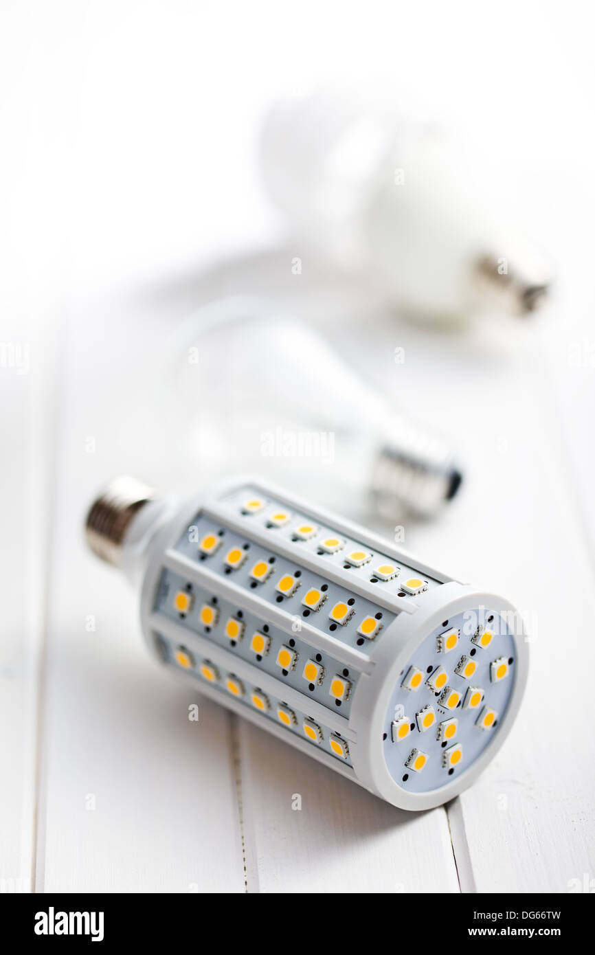 Illuminazione a LED lampadina bianco su sfondo di legno Foto Stock