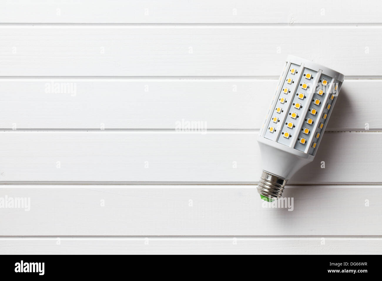 Vista superiore della luce LED lampadina bianco su sfondo di legno Foto Stock
