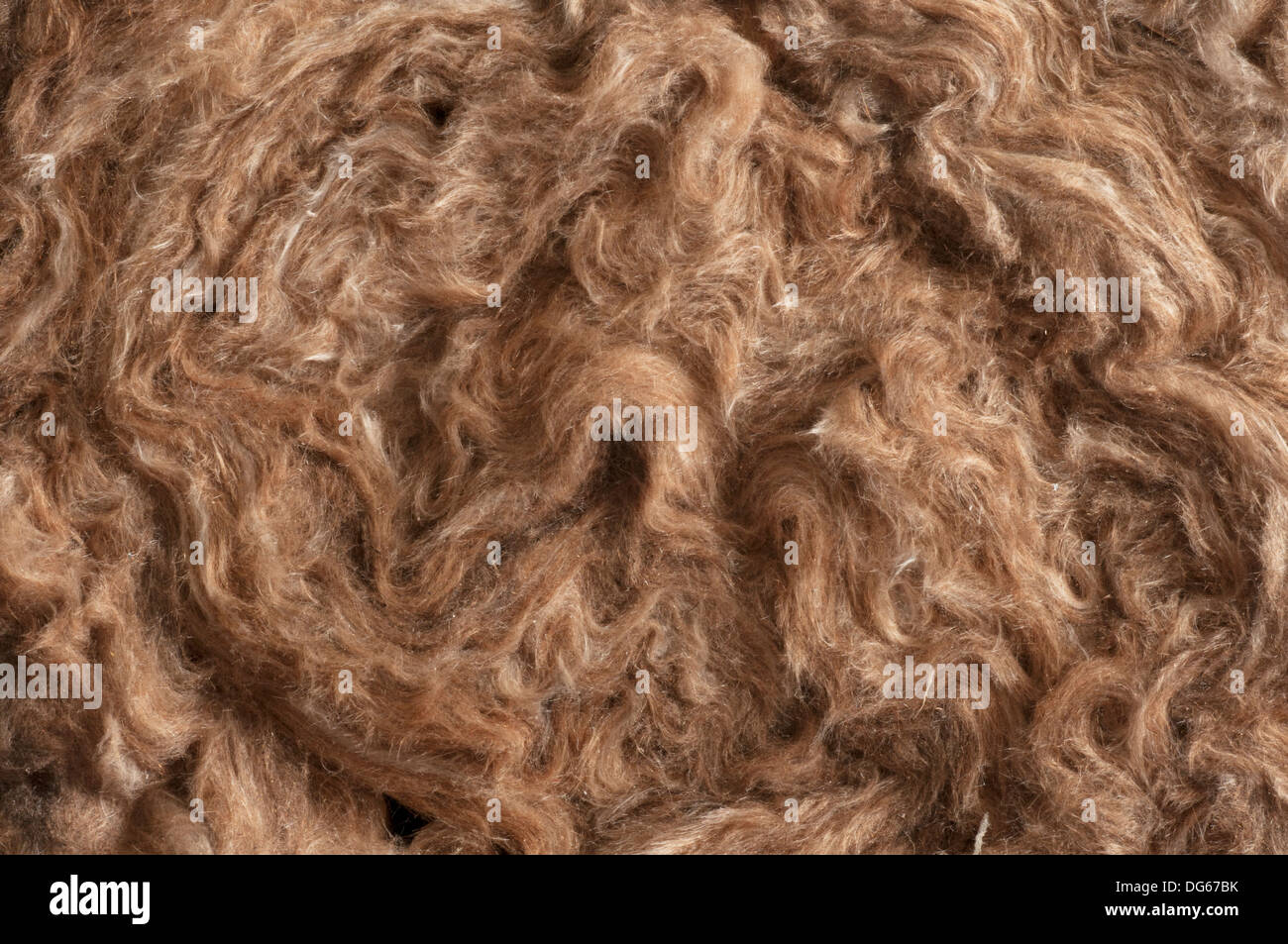 Close up di un rotolo di lana di vetro per scopi di isolamento, in vista laterale con ulteriori dettagli Foto Stock