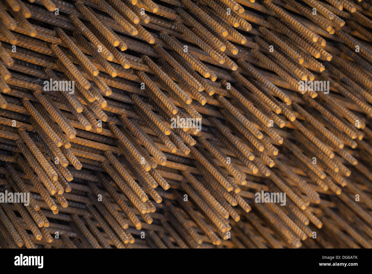 Pila di acciaio arrugginito raccordi di elementi di costruzione Foto Stock