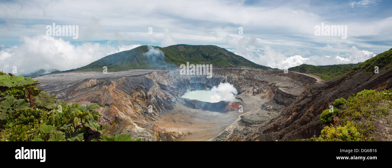 Vista panoramica di fumarola Il fumo sopra il vulcano Poas in Costa Rica nel 2012. Dettaglio dell'acqua acida cratere con turchese col Foto Stock
