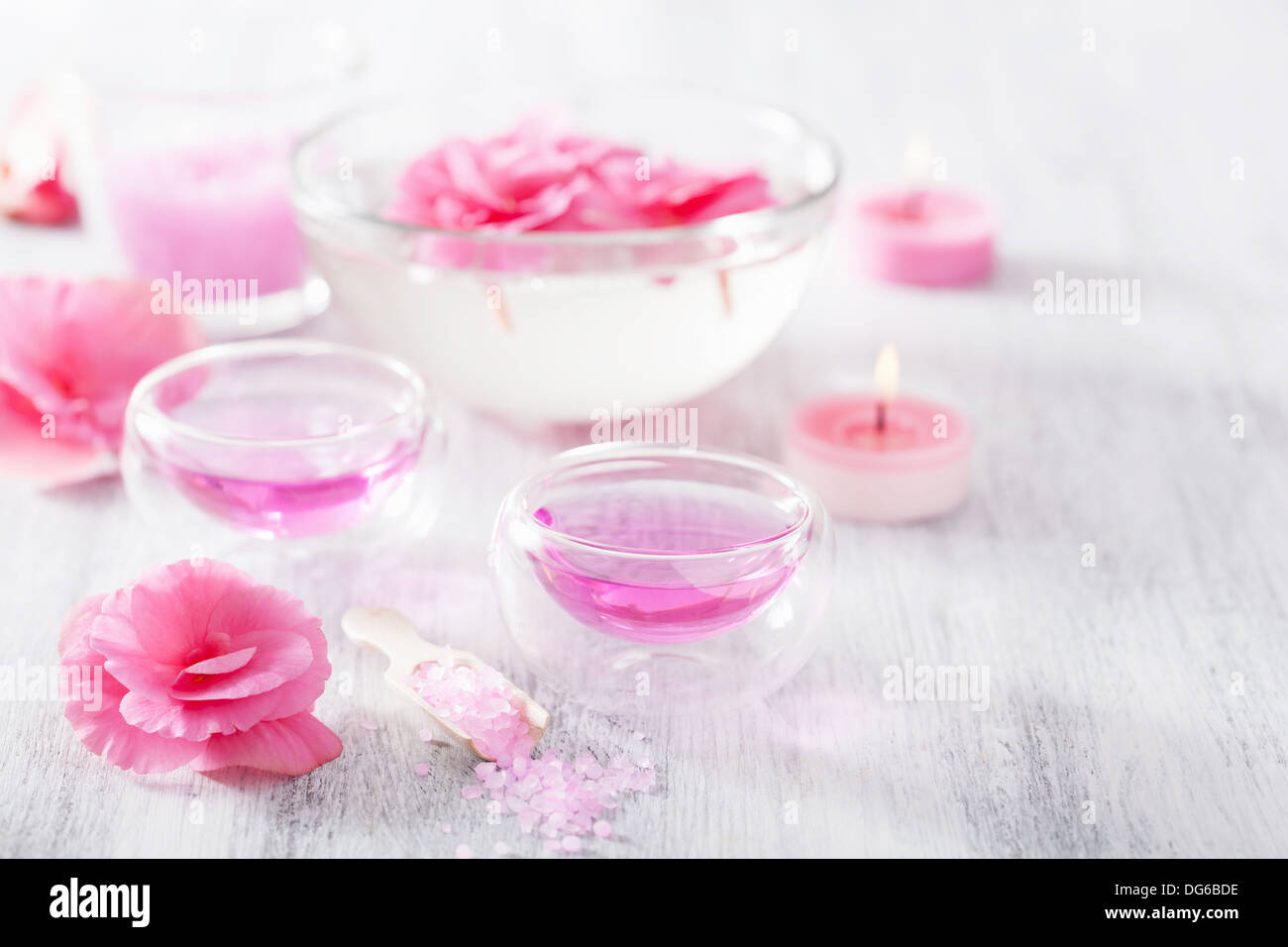 Spa con begonia fiori e olio essenziale Foto Stock
