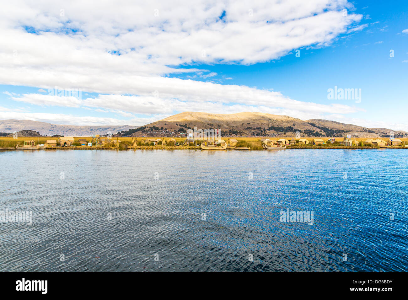 Tradizionale barca reed lago Titicaca Perù Puno Uros Sud America isole galleggianti strato naturale di circa uno o due metri di spessore Foto Stock