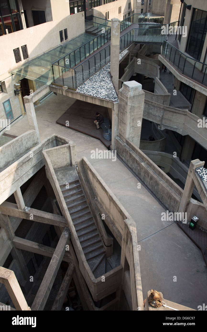 Persona seduta da soli al 1933 macello in Shanghai. Situato nello storico quartiere di Hong kou, vibrante paesaggio urbano Foto Stock