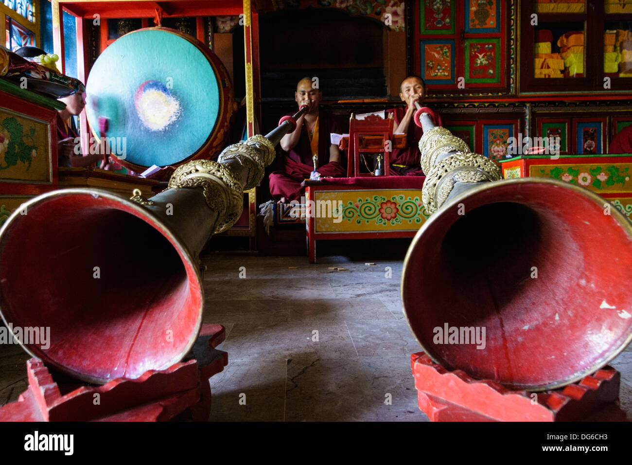 Due monaci tibetani la riproduzione di corna a lamasery in Bodhnath, Kathmandu, Nepal Foto Stock